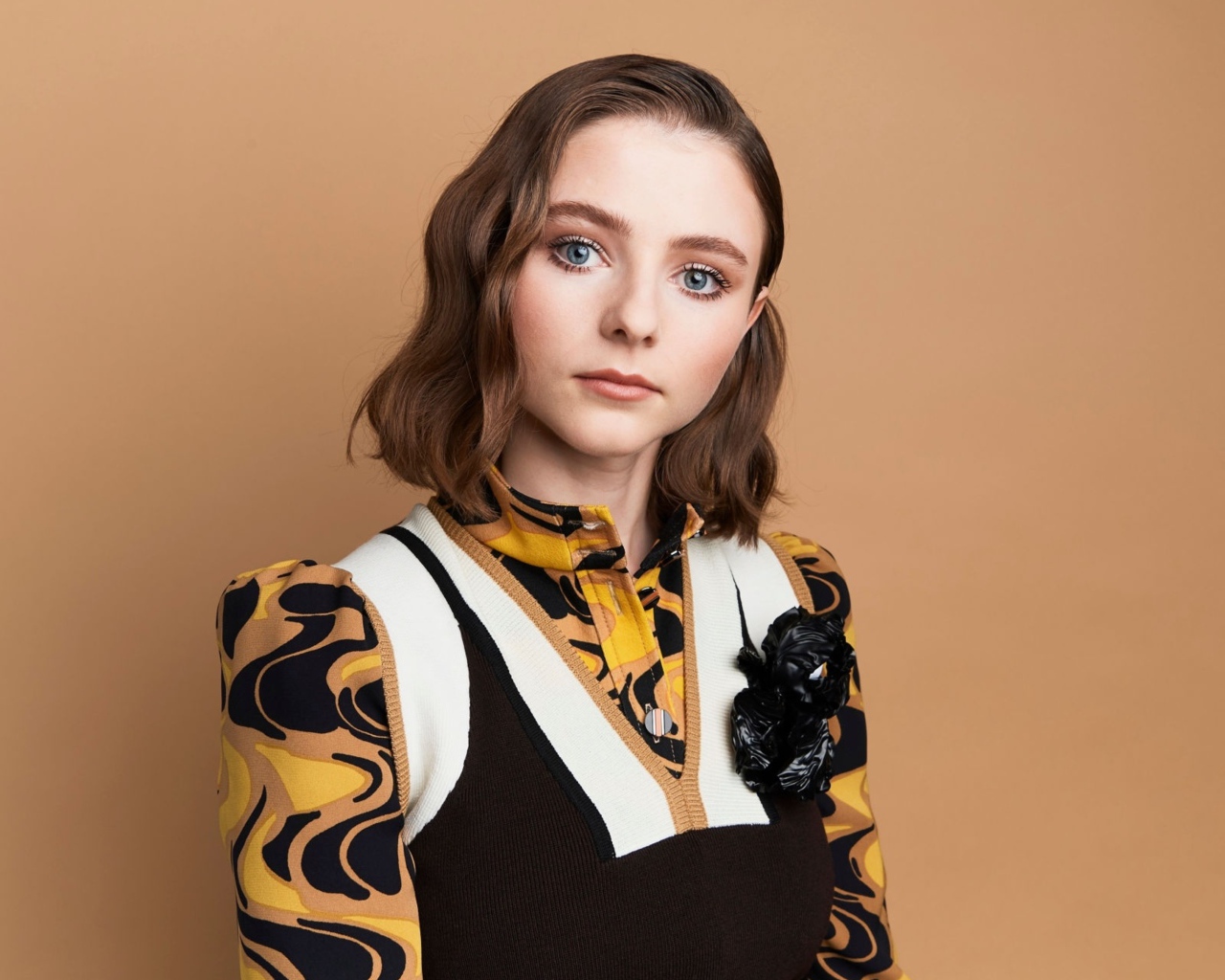 Молодая актриса Томасин Маккензи на фоне стены