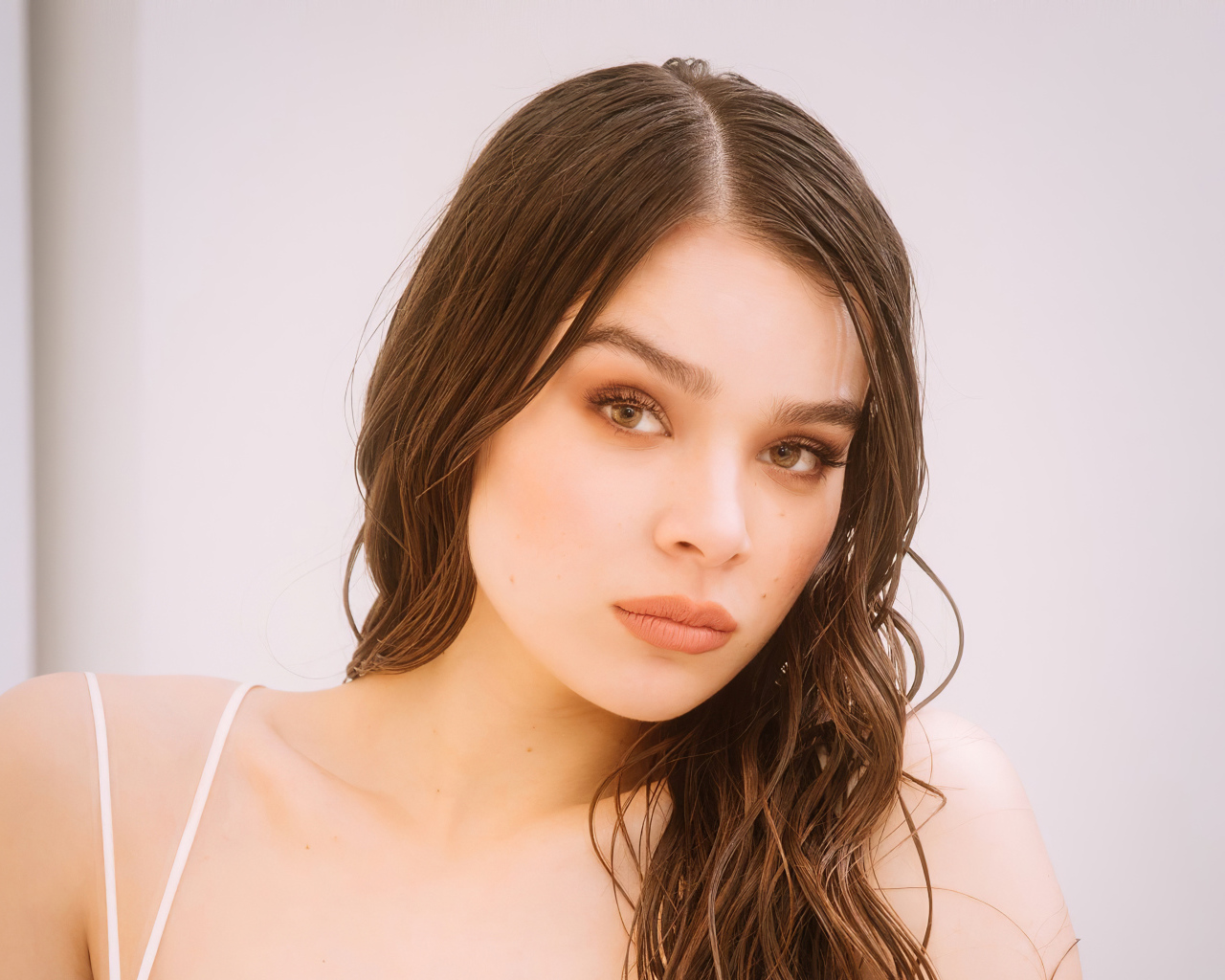 Молодая американская актриса Хейли Стейнфилд фото крупным планом