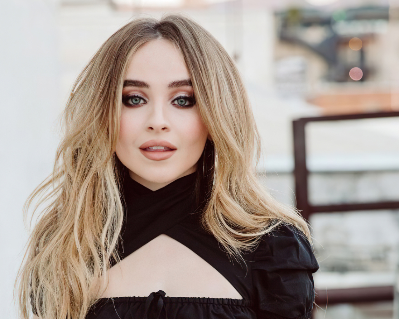 Молодая красивая блондинка, актриса и певица Сабрина Карпентер в черном наряде