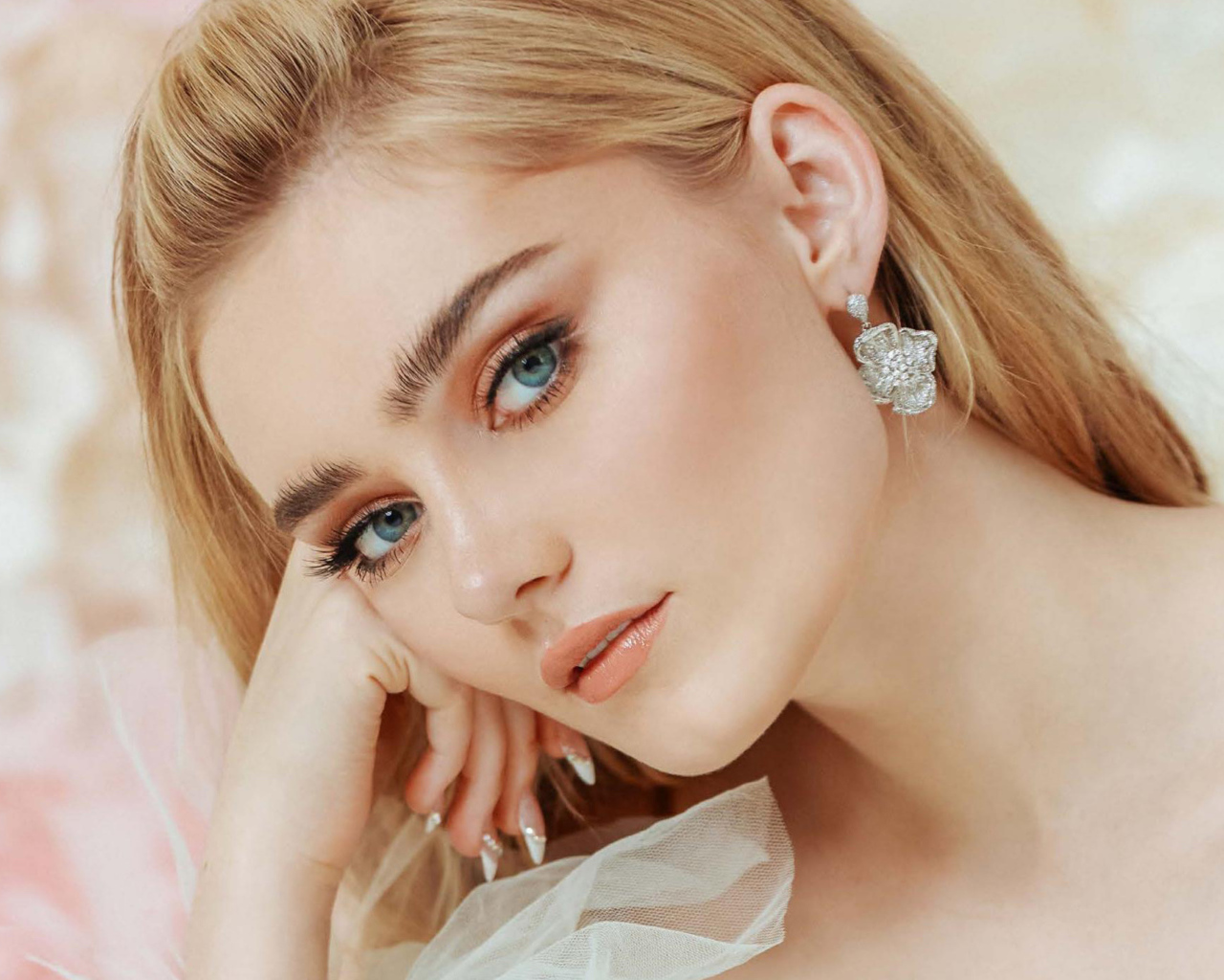 Молодая голубоглазая актриса Мэг Доннелли