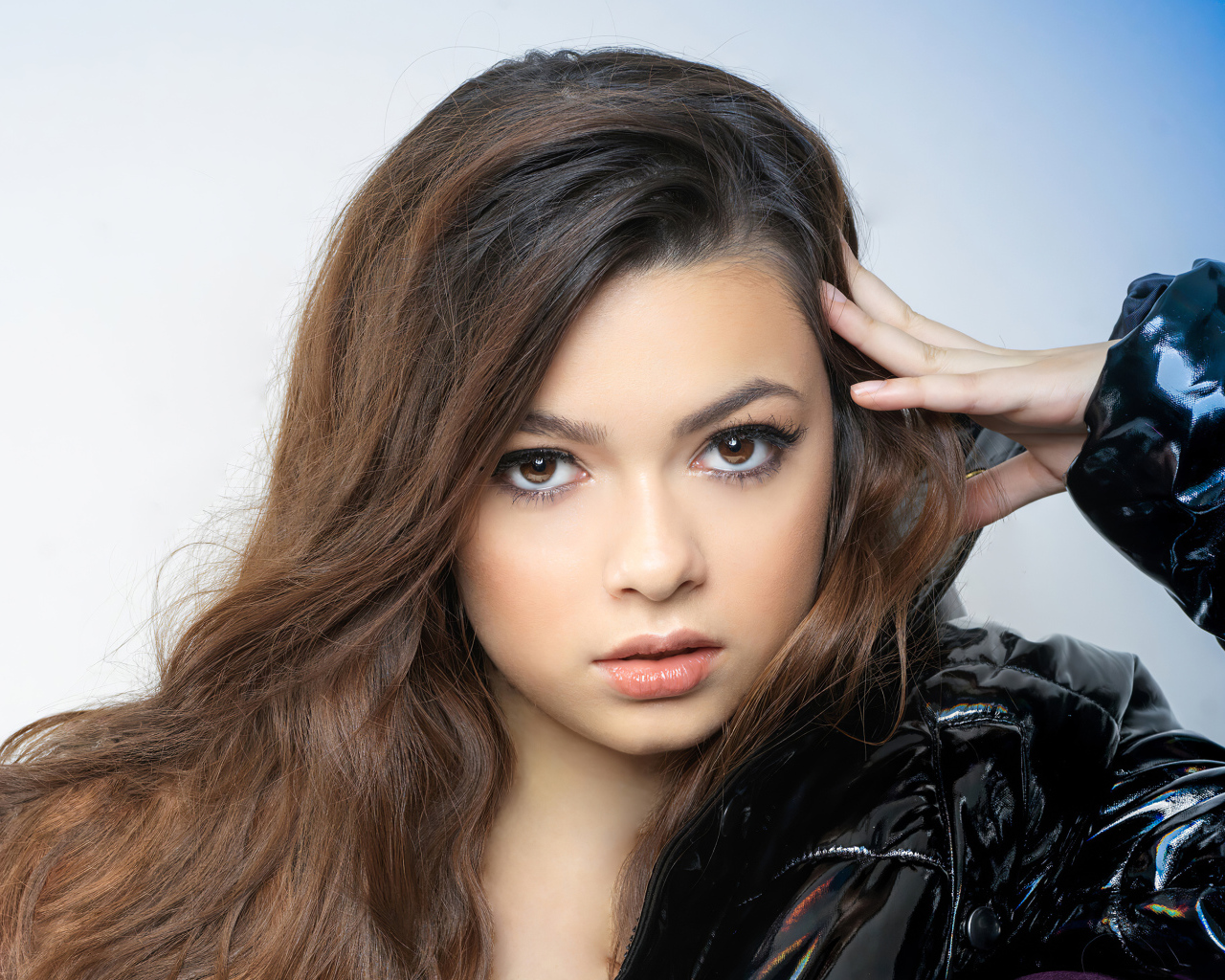 Молодая кареглазая девушка, американская актриса Никки Хан