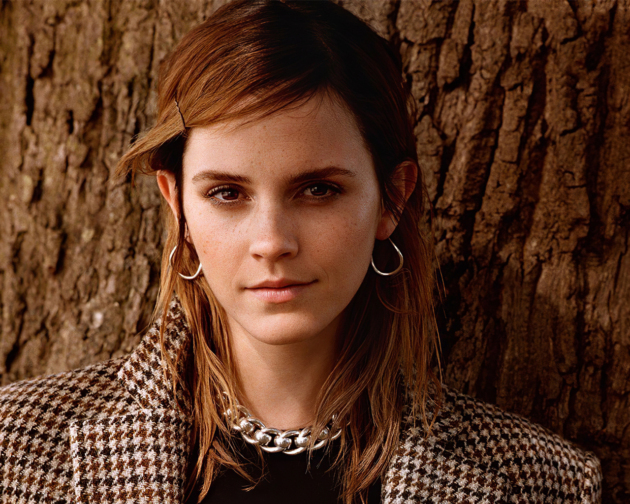 Молодая кареглазая девушка, актриса Эмма Уотсон у дерева