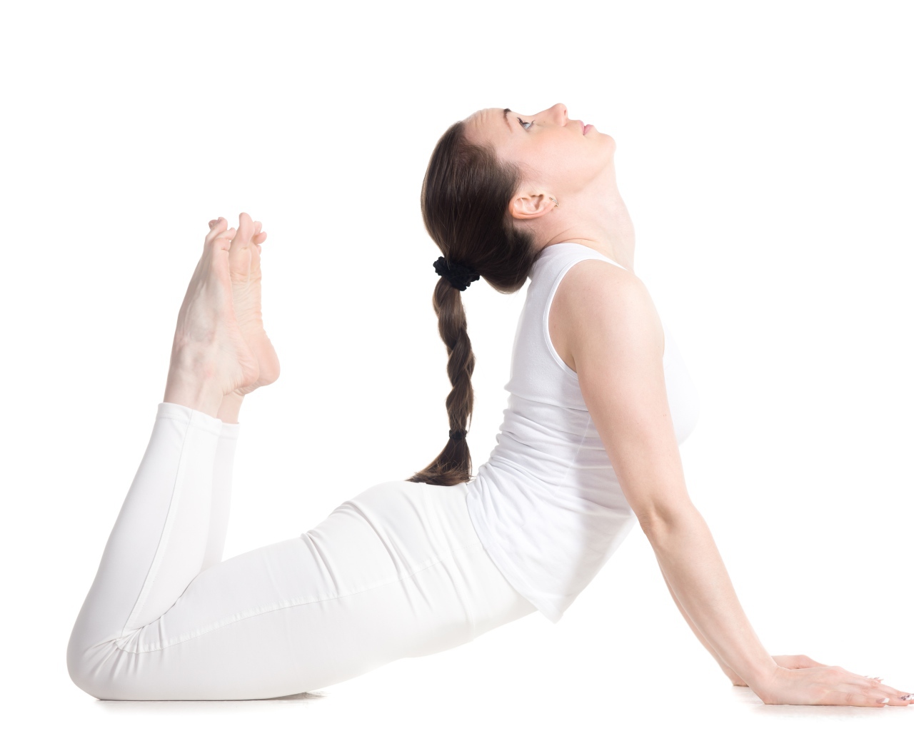 Молодая девушка делает растяжку на белом фоне