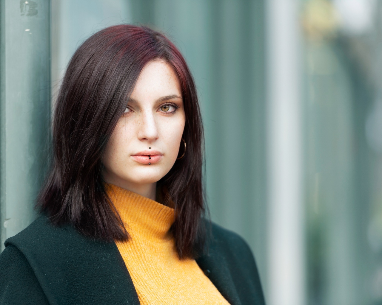 Молодая девушка с черным пирсингом на губах