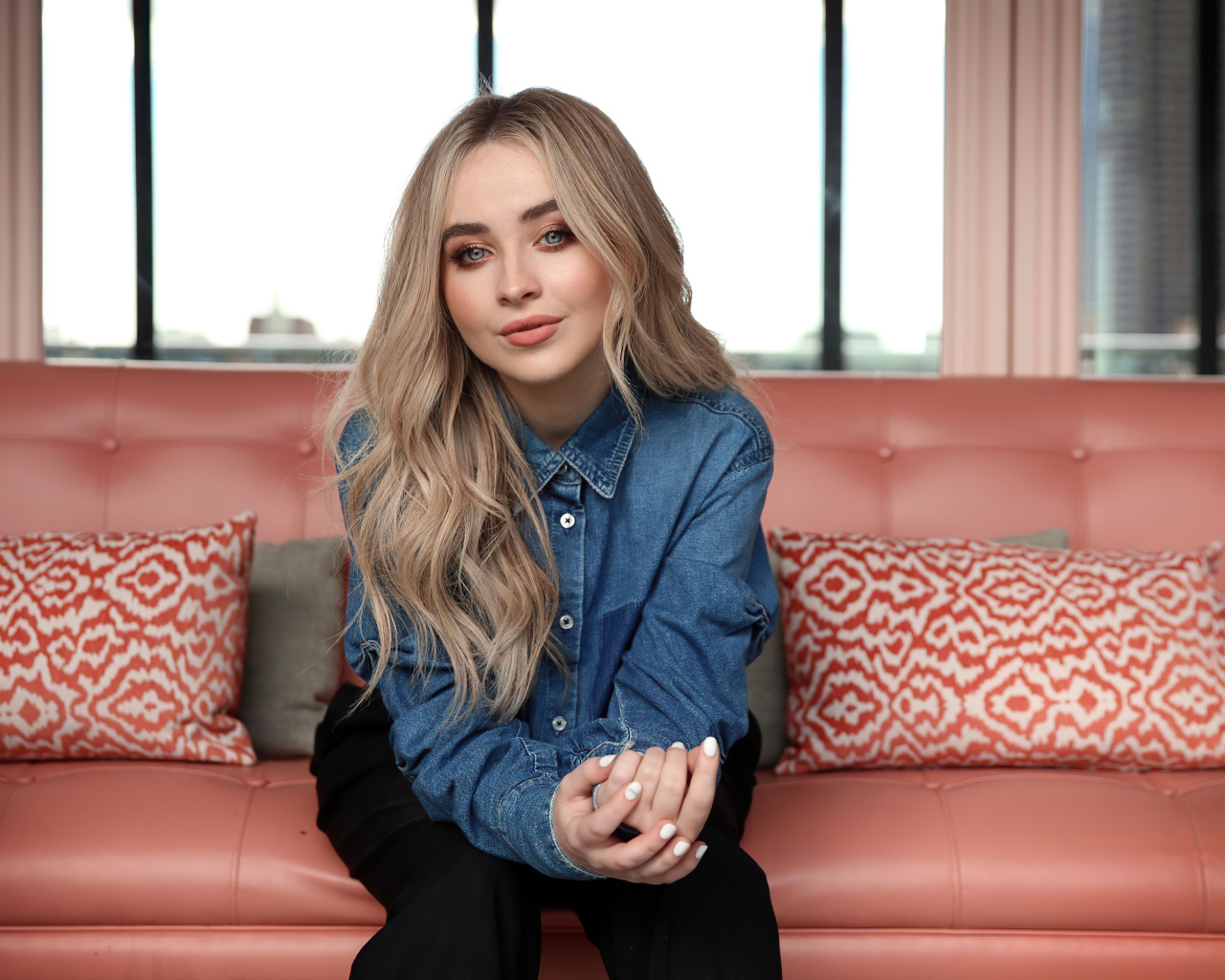 Молодая длинноволосая девушка, американская актриса и певица Сабрина Карпентер