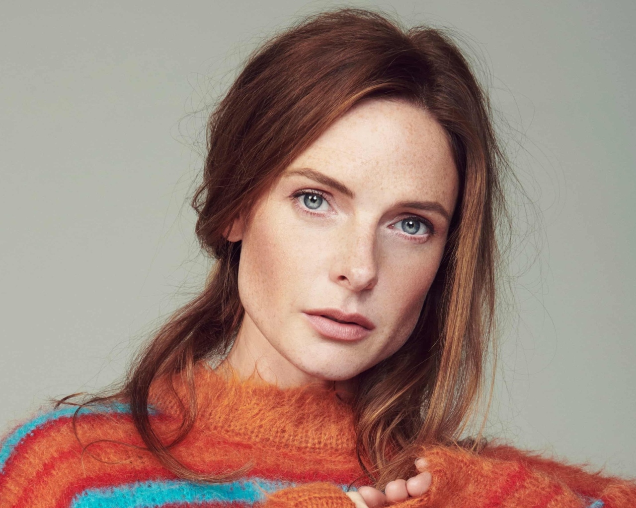 Рыжеволосая актриса Ребекка Фергюсон на сером фоне