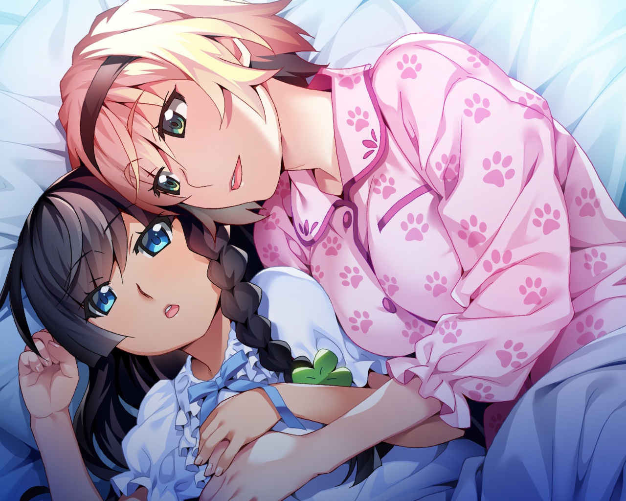 Парень и девушка аниме лежат на кровати