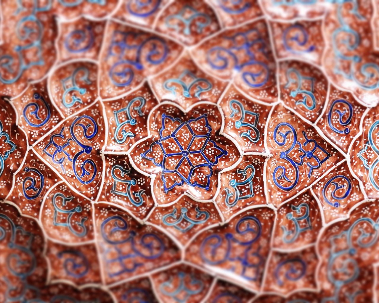 Красивые синие узоры цветов на коричневом фоне 