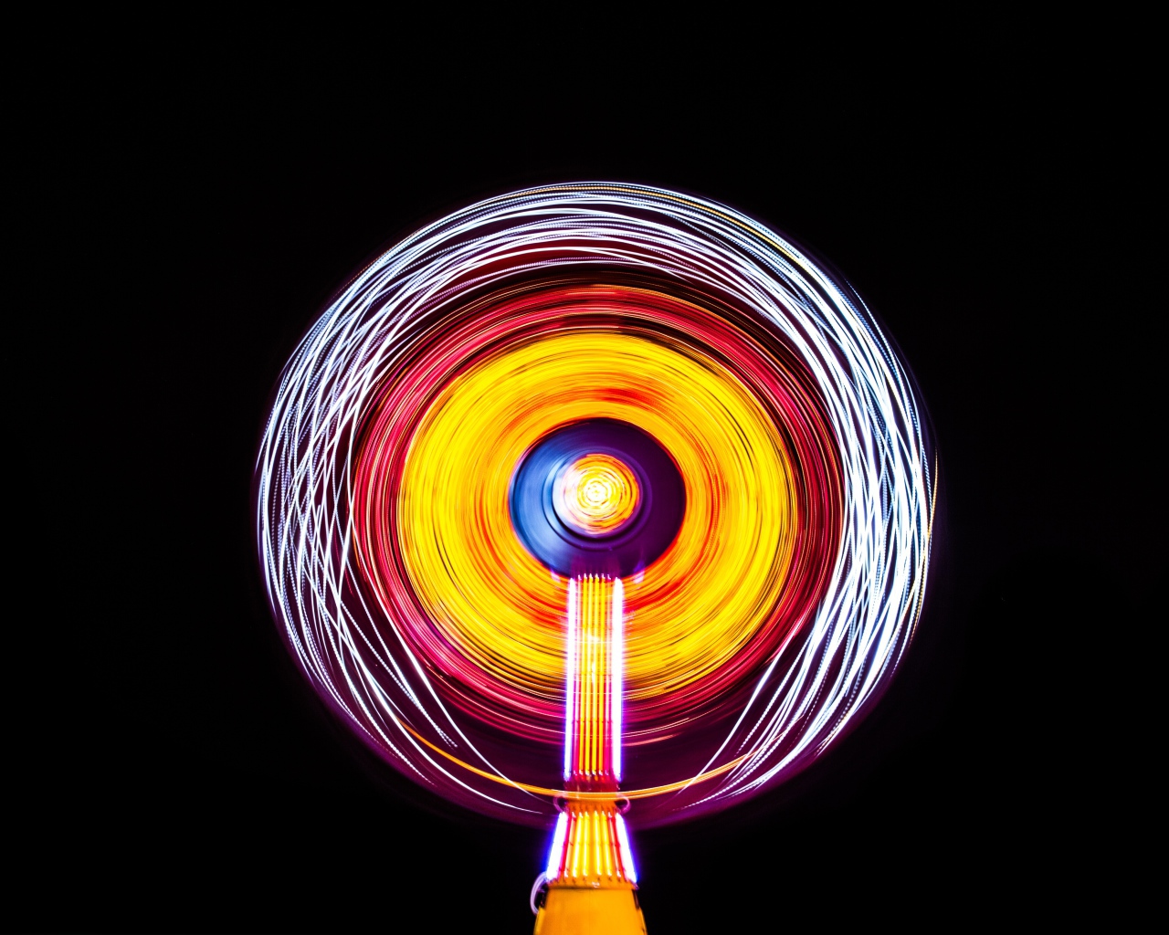 Разноцветное абстрактное пятно на черном фоне