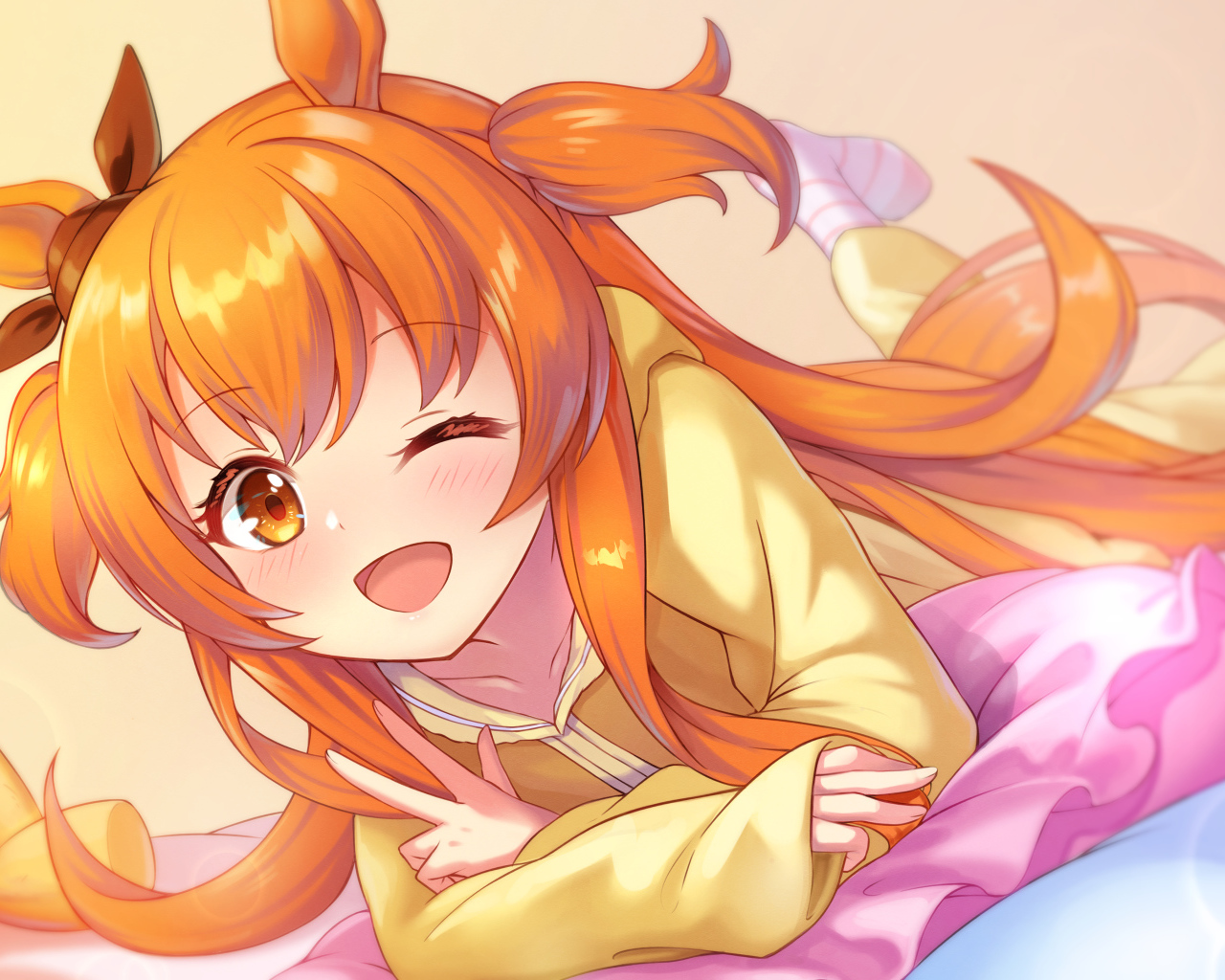 Яркая рыжеволосая девушка аниме  Uma Musume: Pretty Derby