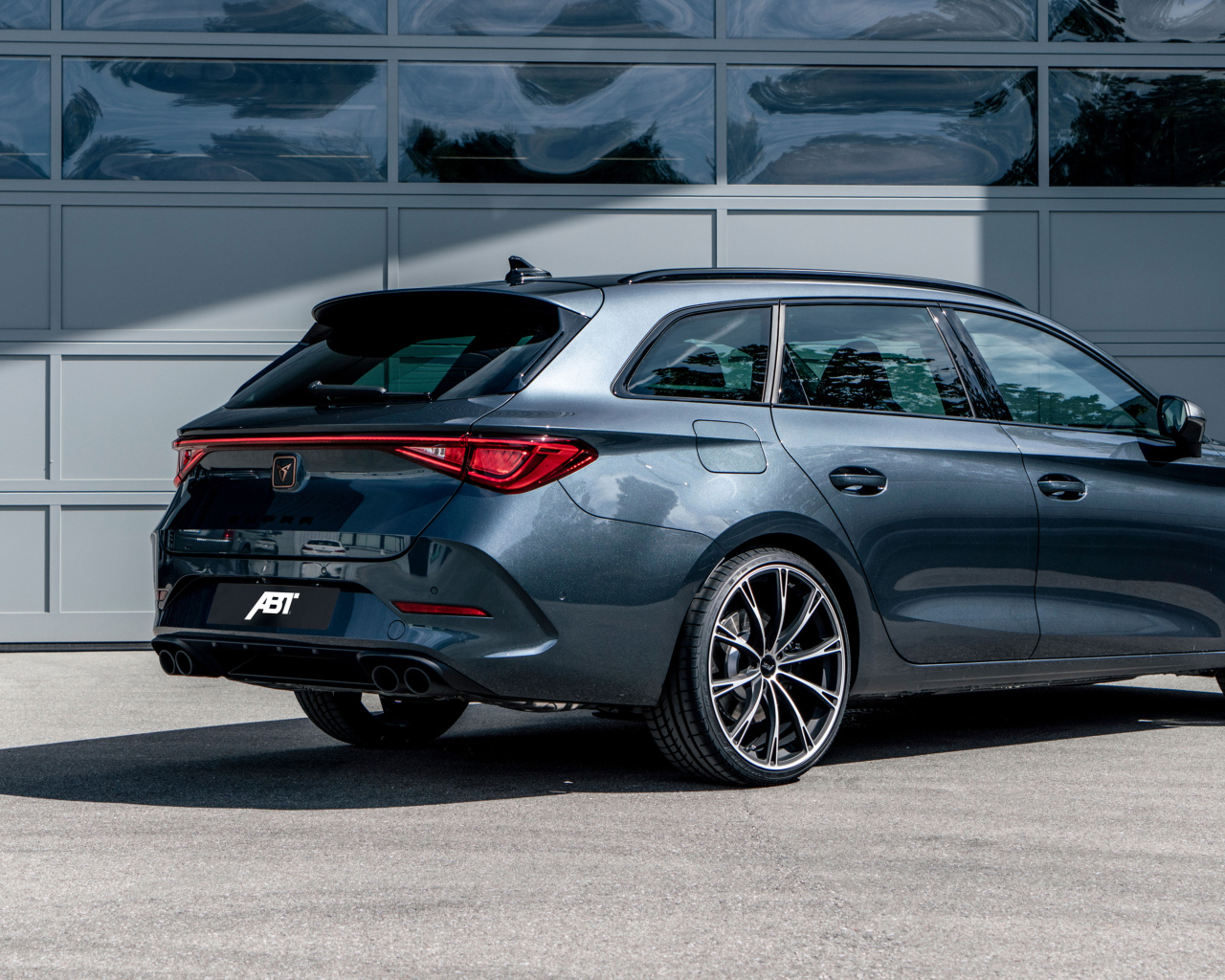 Автомобиль ABT Cupra León Sportstourer 2021 года вид сзади
