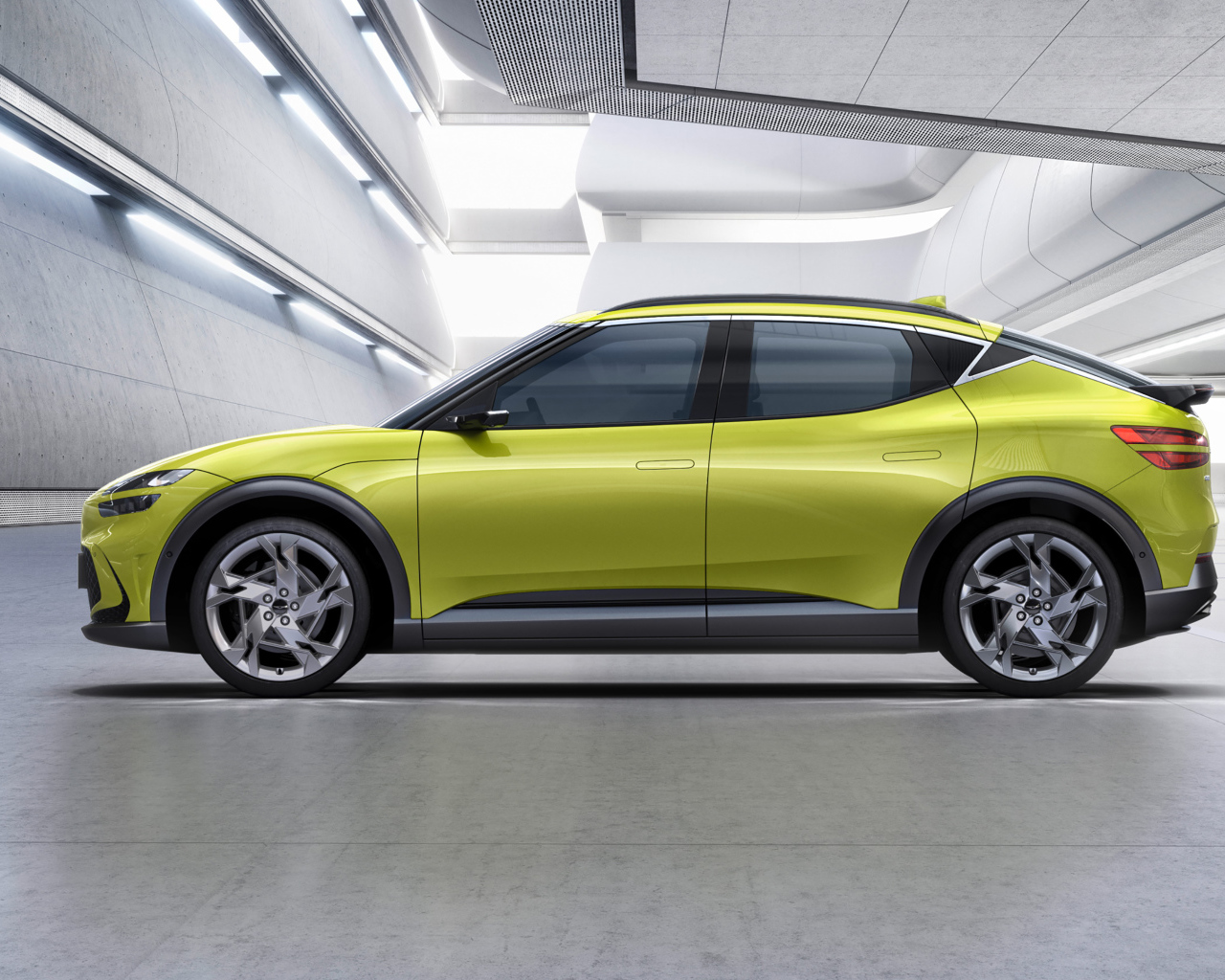 Автомобиль  Genesis GV60, 2021 года вид сбоку