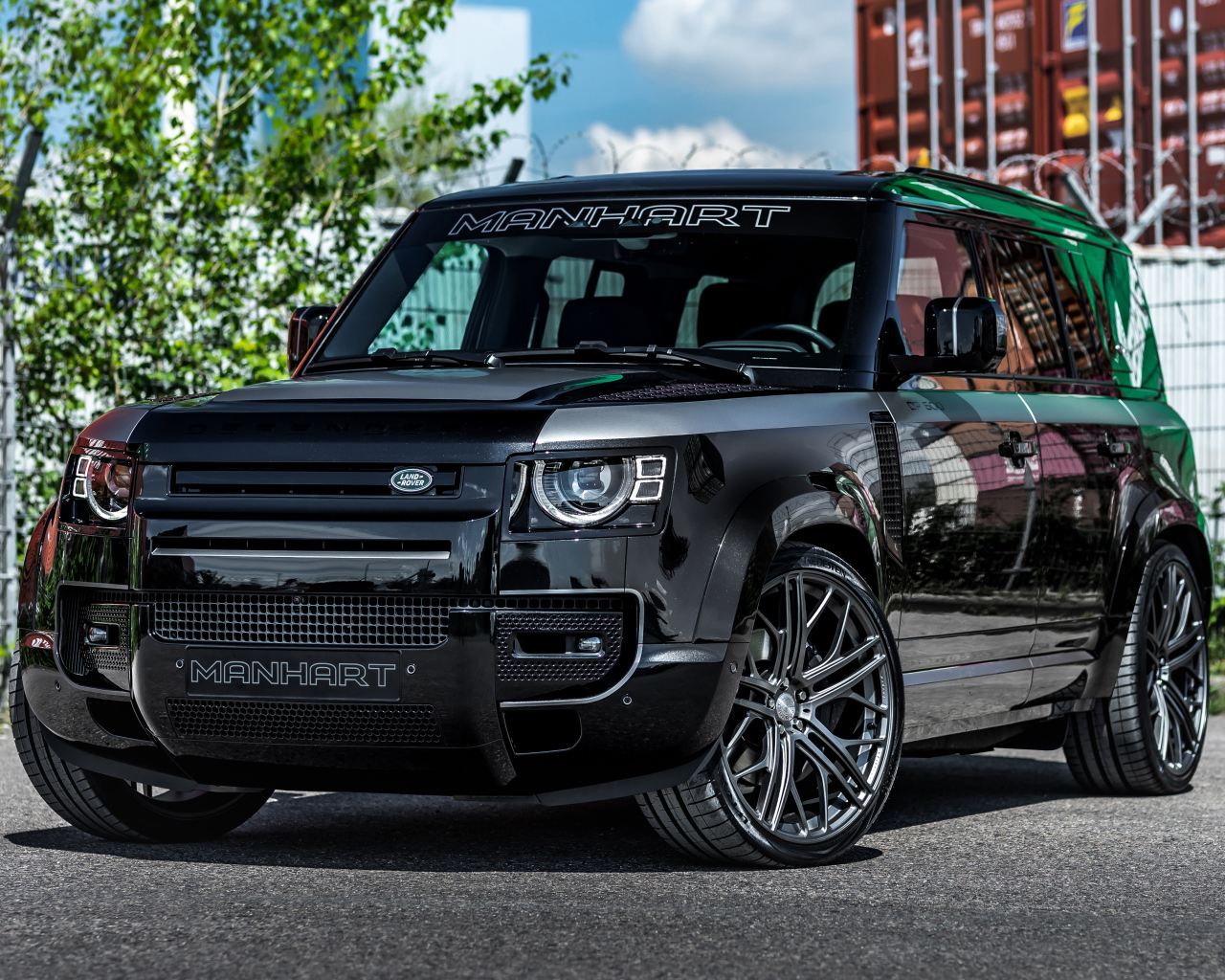 Черный внедорожник Manhart Defender DP500, 2021  года