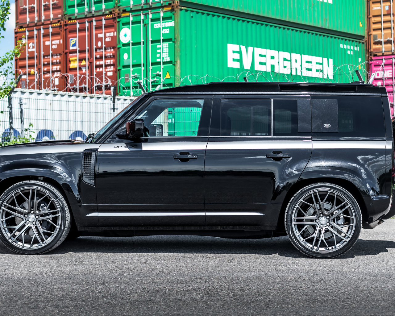 Внедорожник Manhart Defender DP500 2021 года вид сбоку