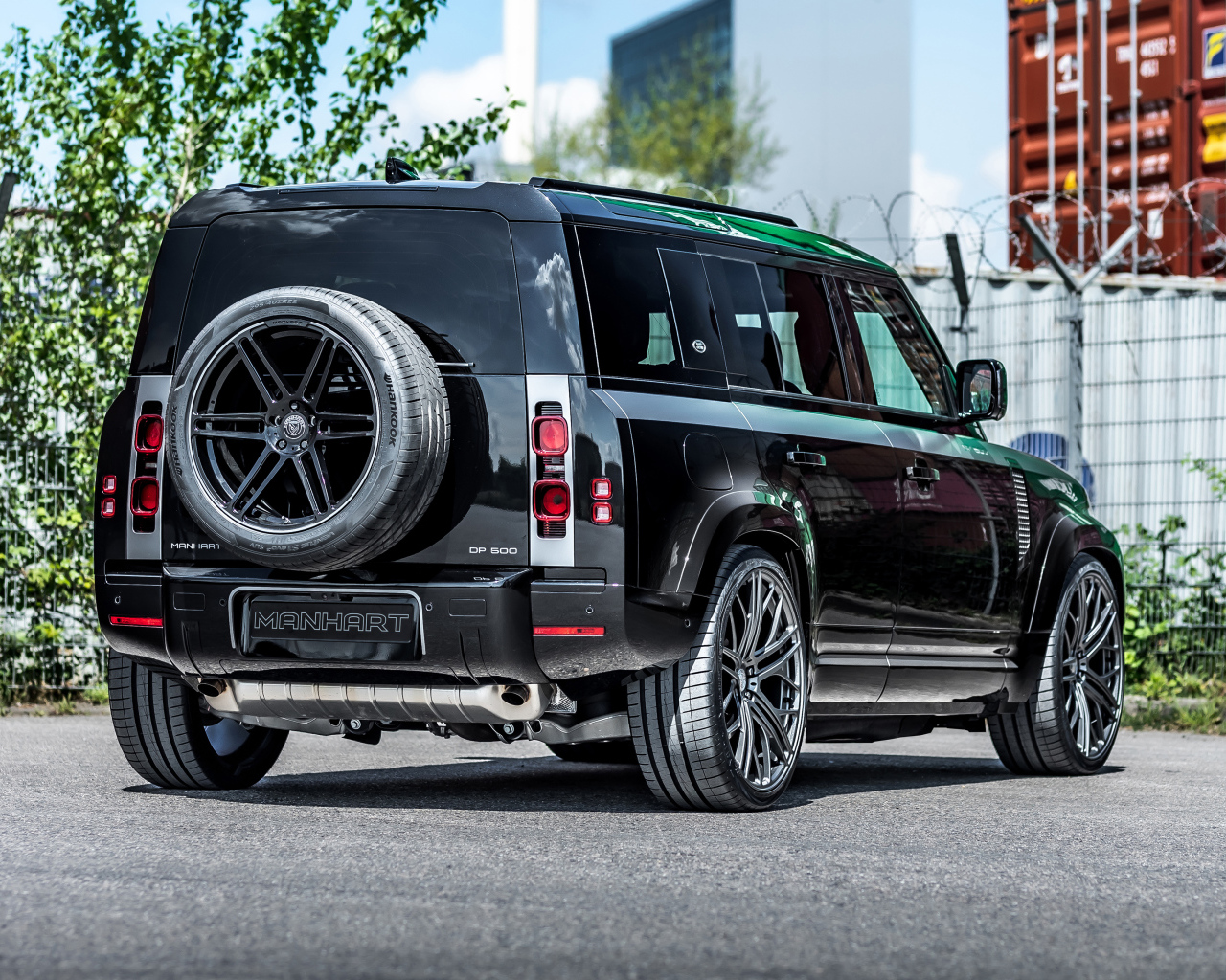 Черный автомобиль Manhart Defender DP500 2021 года вид сзади