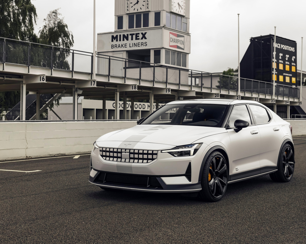 Белый автомобиль Polestar 2 Experimental 2021 года у завода