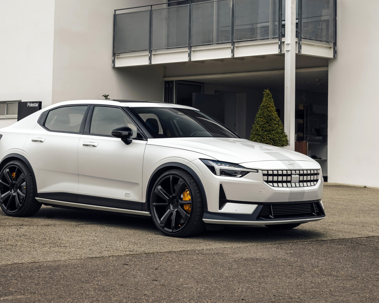 Белый Polestar 2 Experimental 2021 года у дома