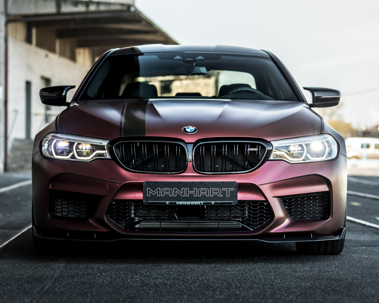 Бордовый автомобиль Manhart MH5 800 вид спереди