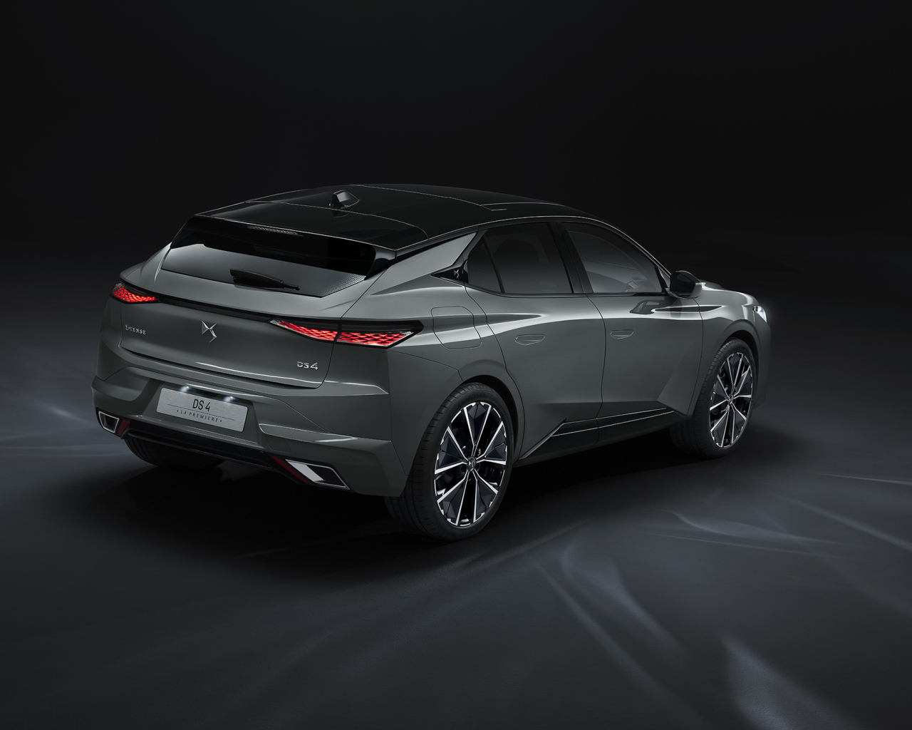 Автомобиль DS 4 E-Tense La Première 2021 года вид сзади