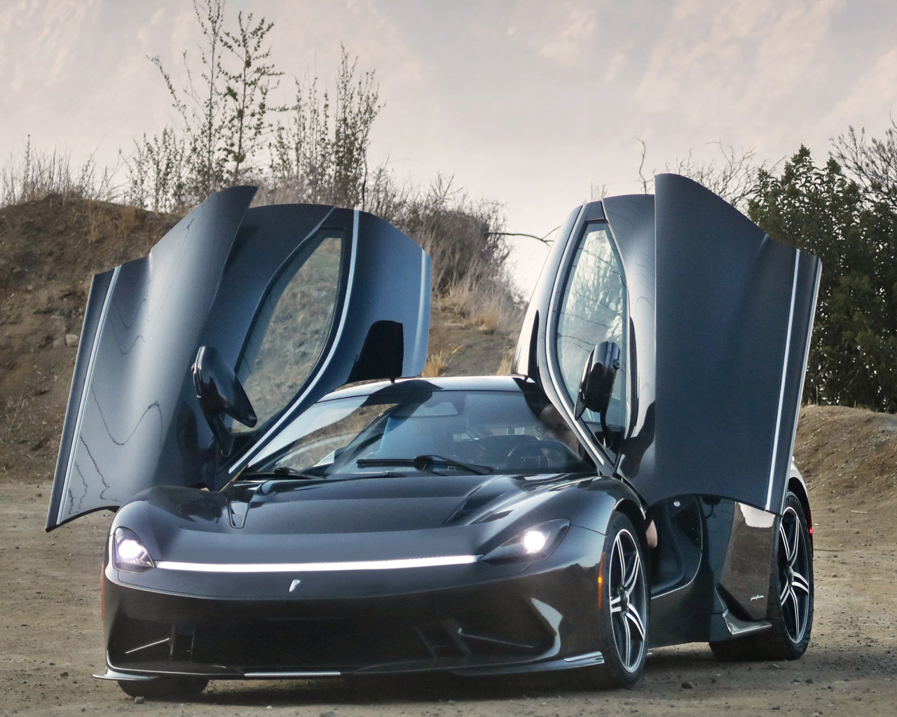 Автомобиль Pininfarina Battista, 2022 года с открытыми дверями