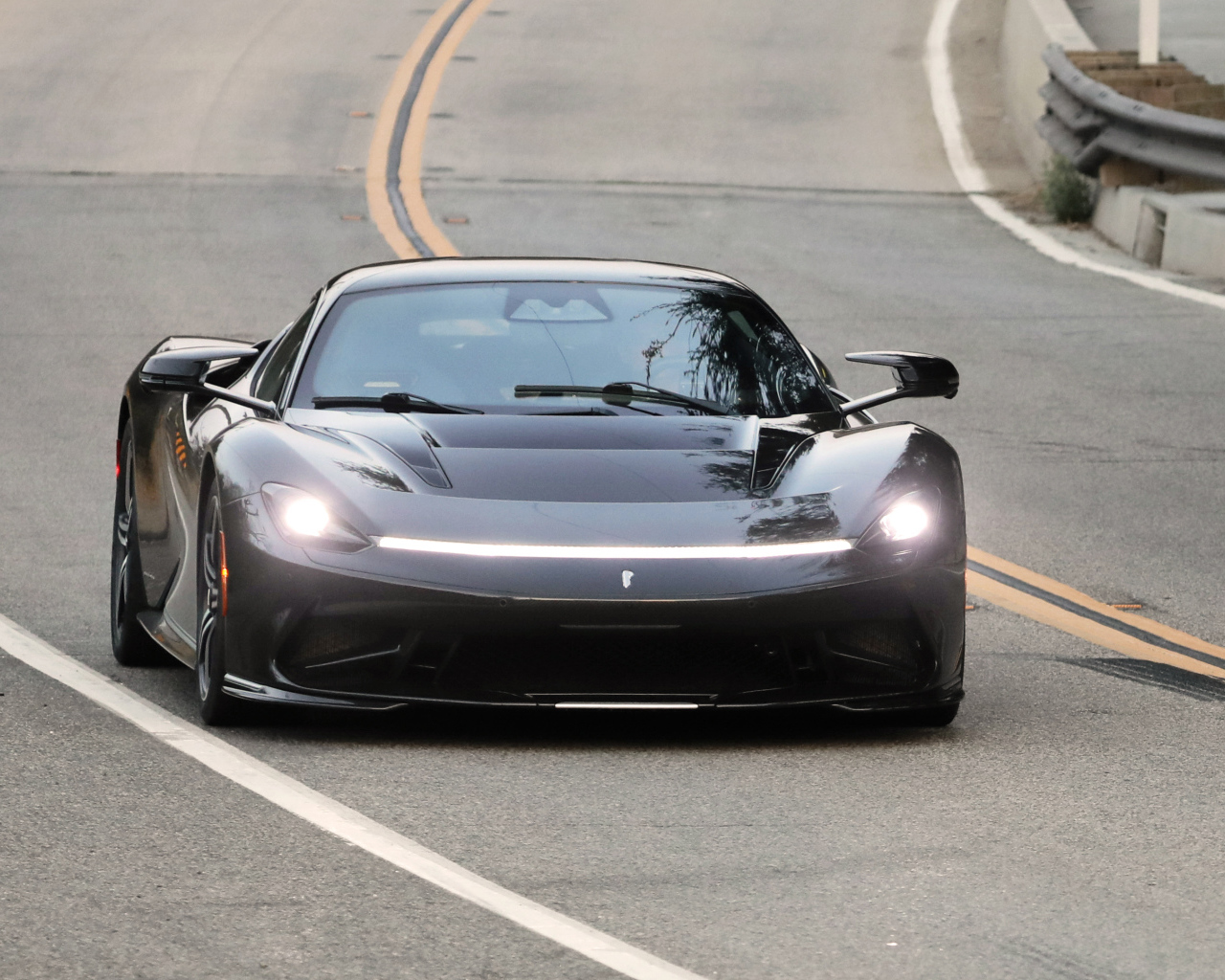 Быстрый автомобиль Pininfarina Battista, 2022 года на дороге