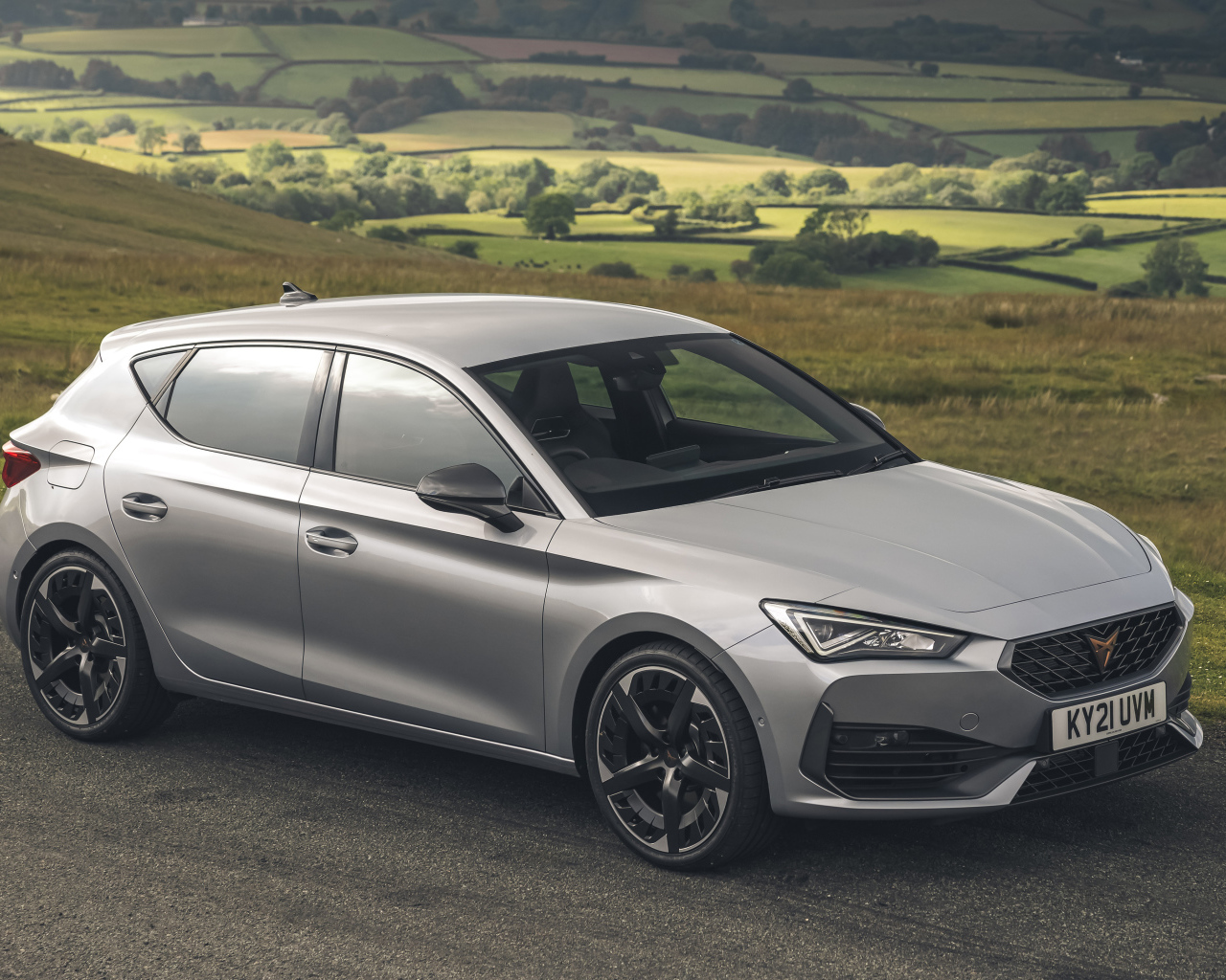 Серебристый автомобиль Cupra León VZ3, 2021 года