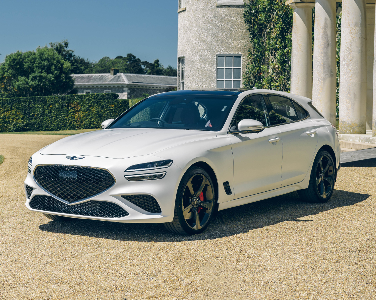 Белый  Genesis G70 2.0T Shooting Brake 2021 года у здания