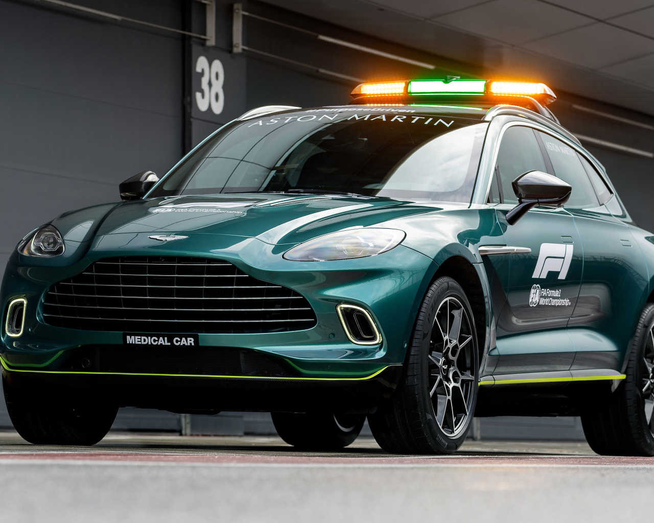 Зеленый автомобиль Aston Martin DBX F1 Medical Car 2021 года