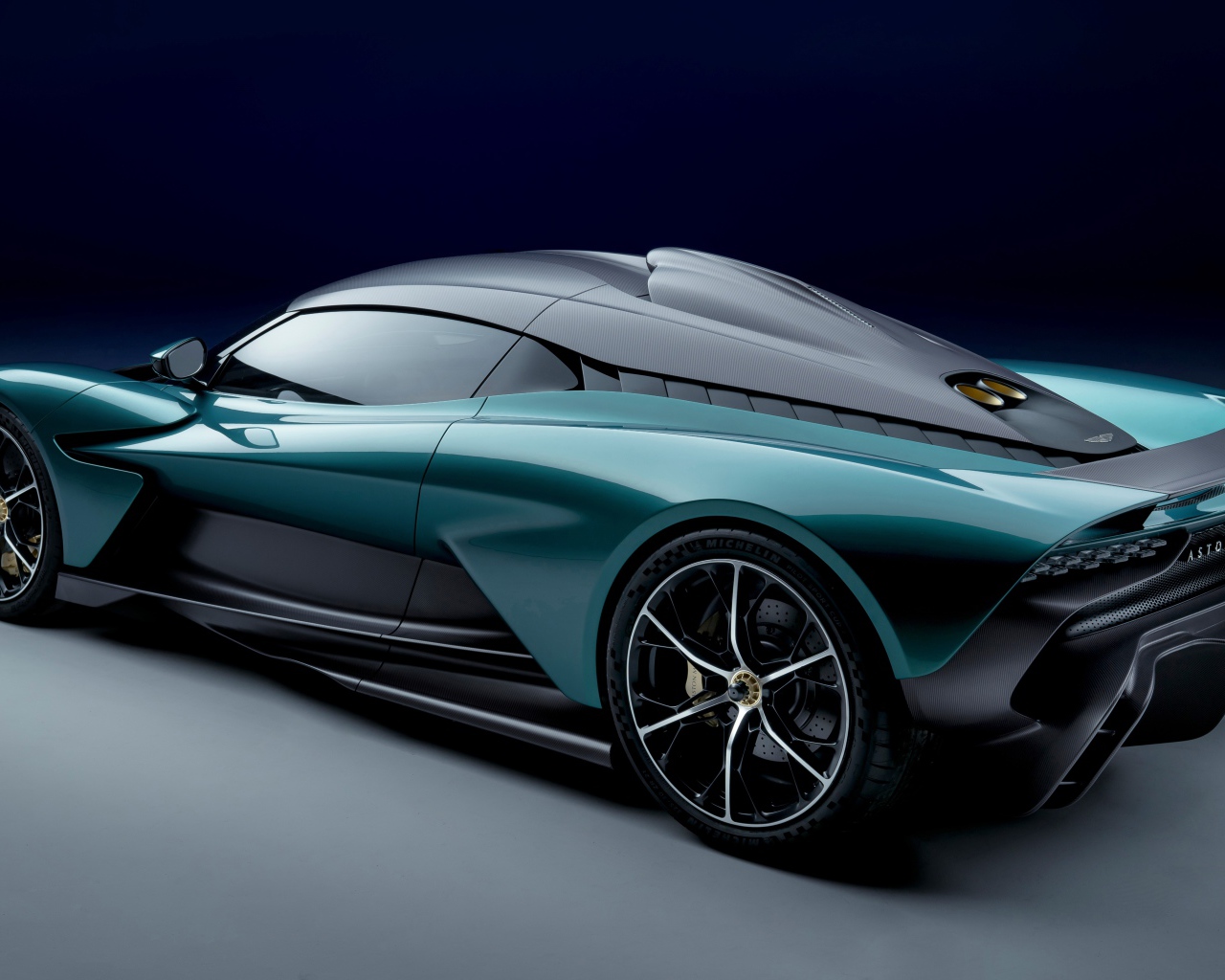 Автомобиль Aston Martin Valhalla 2021 года