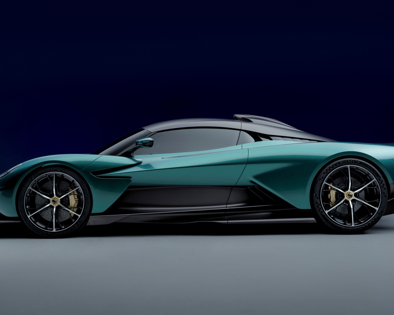 Спорткар Aston Martin Valhalla 2021 года вид сбоку