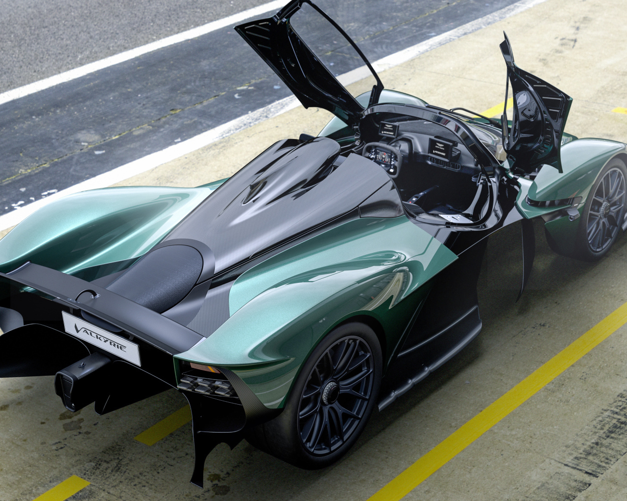 Гоночный автомобиль Aston Martin Valkyrie Spider 2021 года
