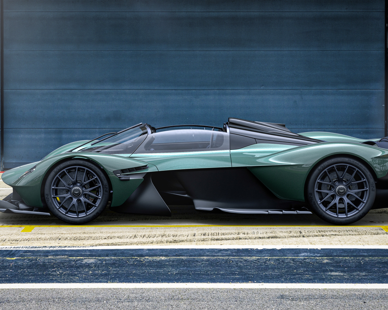 Кабриолет Aston Martin Valkyrie Spyder 2021 года вид сбоку
