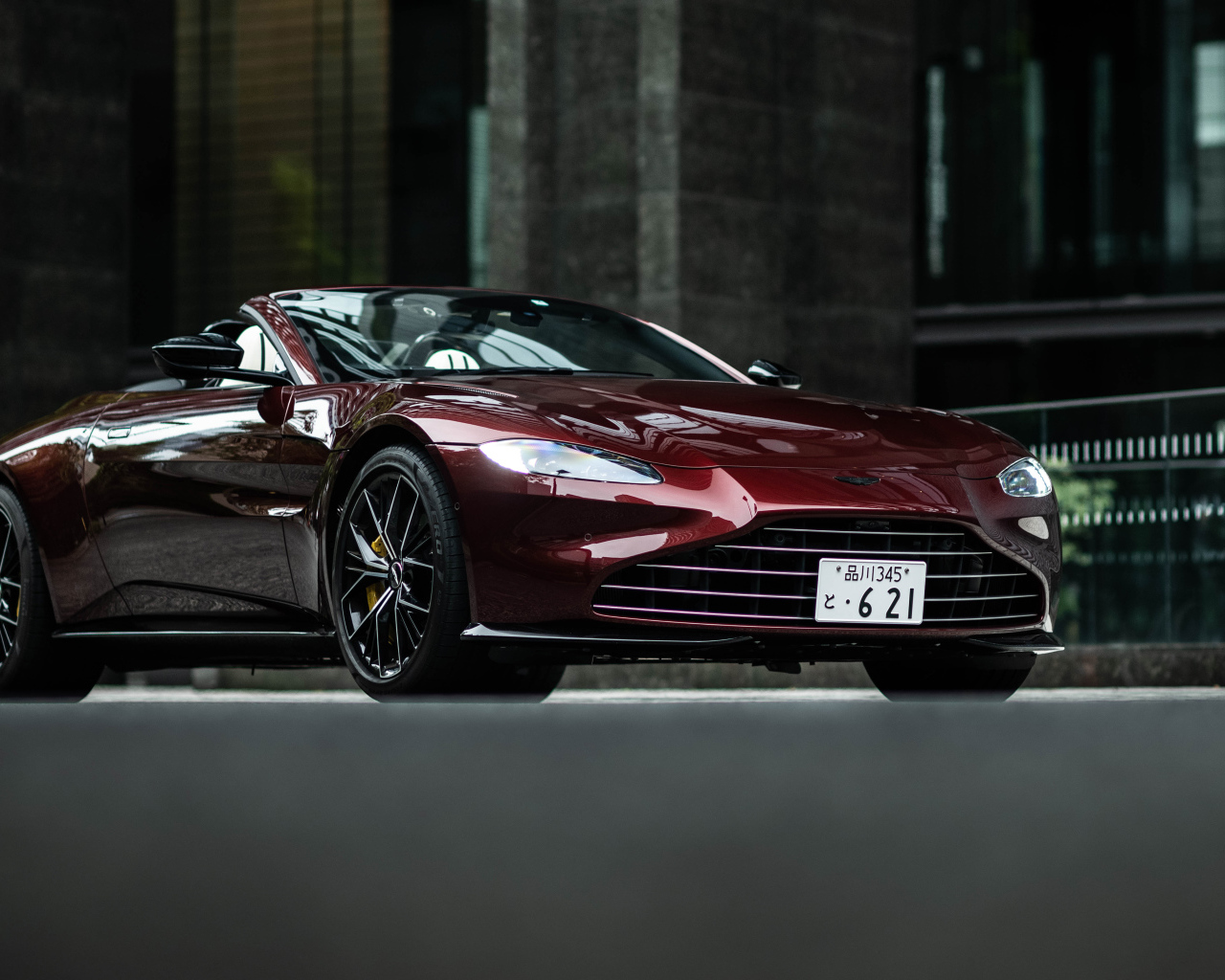 Красивый бордовый автомобиль Aston Martin Vantage Roadster 2021 года