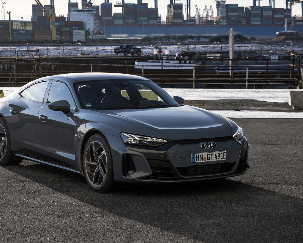 Автомобиль Audi E-Tron GT Quattro 2021 года в порту