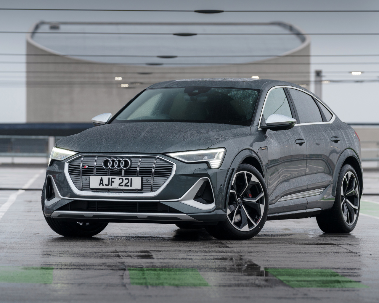 Автомобиль Audi E-Tron S Sportback 2021 года на мокром асфальте