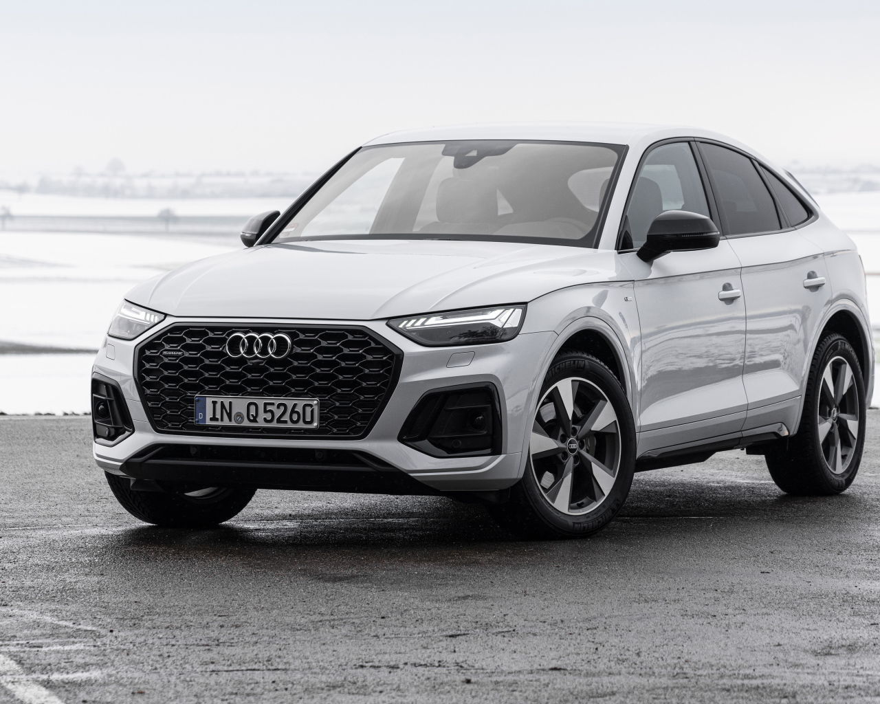 Серебристый автомобиль Audi Q5 Sportback 40 TDI Quattro S Line 2021 года