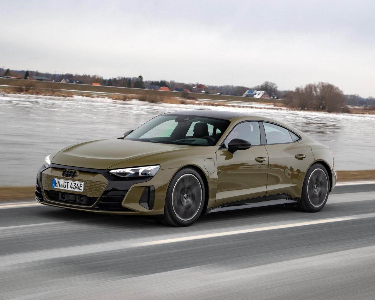 Автомобиль Audi RS E-Tron GT 2021 года на фоне покрытой льдом реки