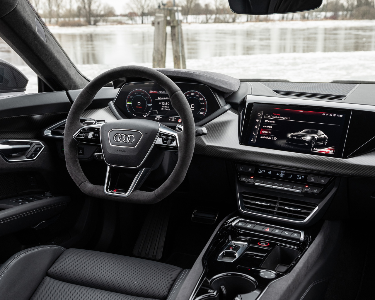 Черный салон автомобиля Audi RS E-Tron GT 2021 года