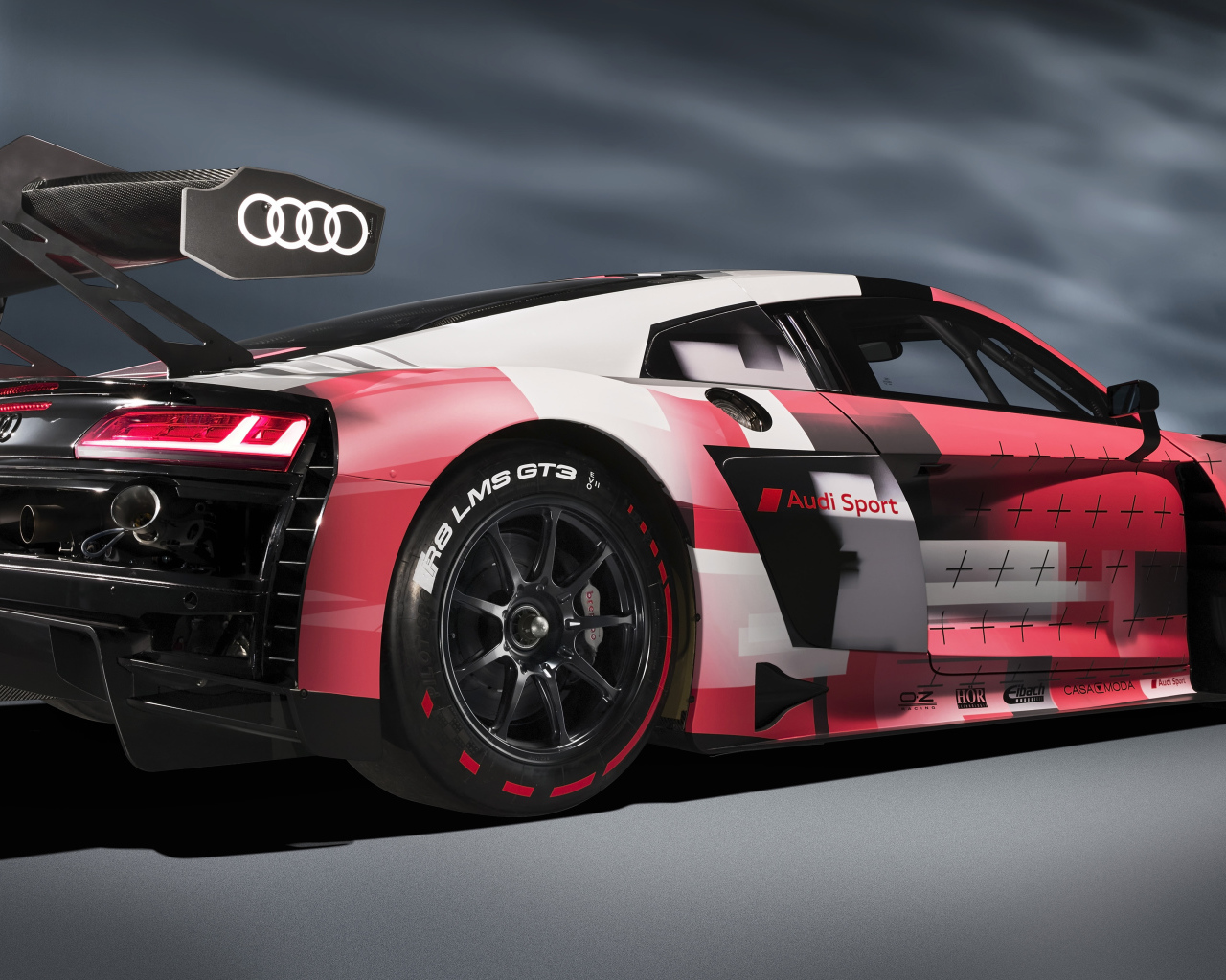 Гоночный автомобиль Audi R8 LMS GT3 Evo II 2022 года на сером фоне