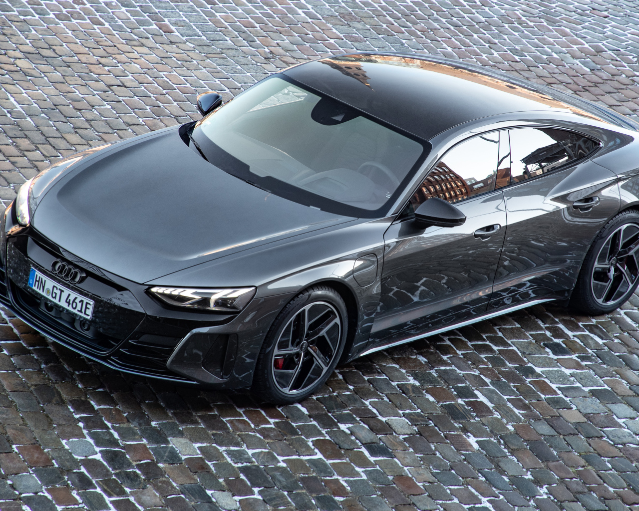 Красивый автомобиль  Audi RS E-Tron GT 2021 года