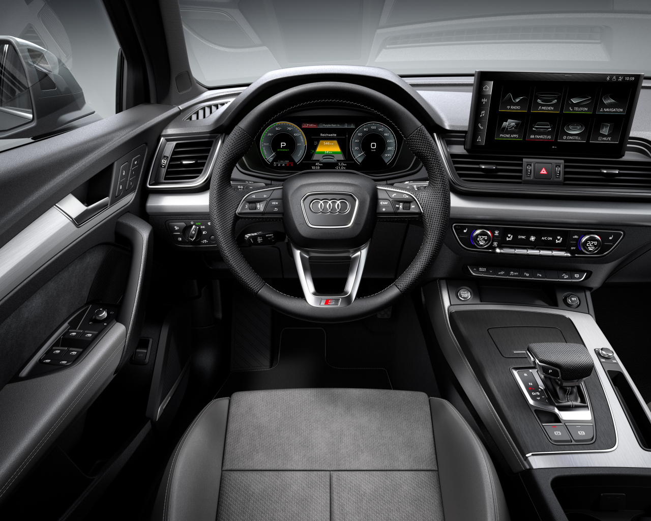 Черный стильный кожаный салон автомобиля Audi Q5 55 TFSI E Quattro S Line