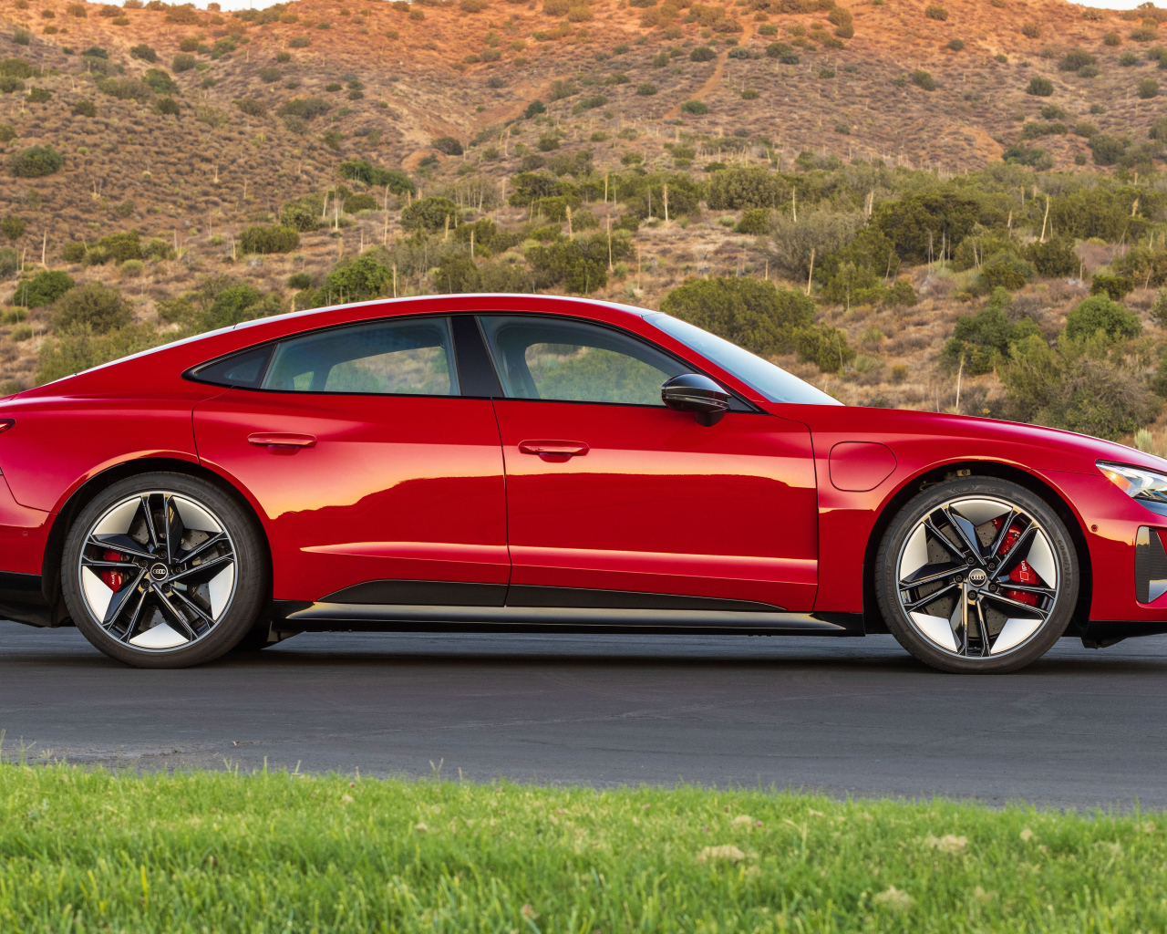 Красный Audi RS E-Tron GT, 2022 года вид сбоку