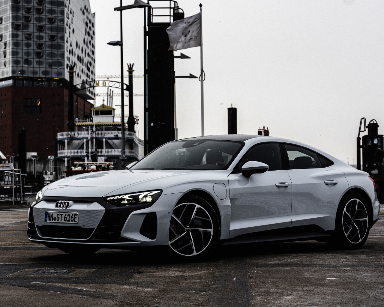 Серебристый Audi E-Tron GT Quattro 2021 года в порту