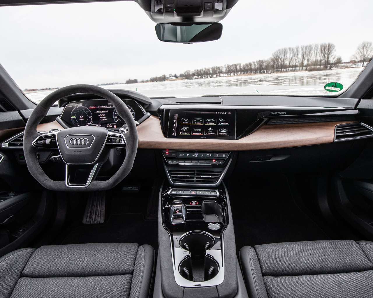 Стильный салон автомобиля Audi E-Tron GT Quattro 2021 года