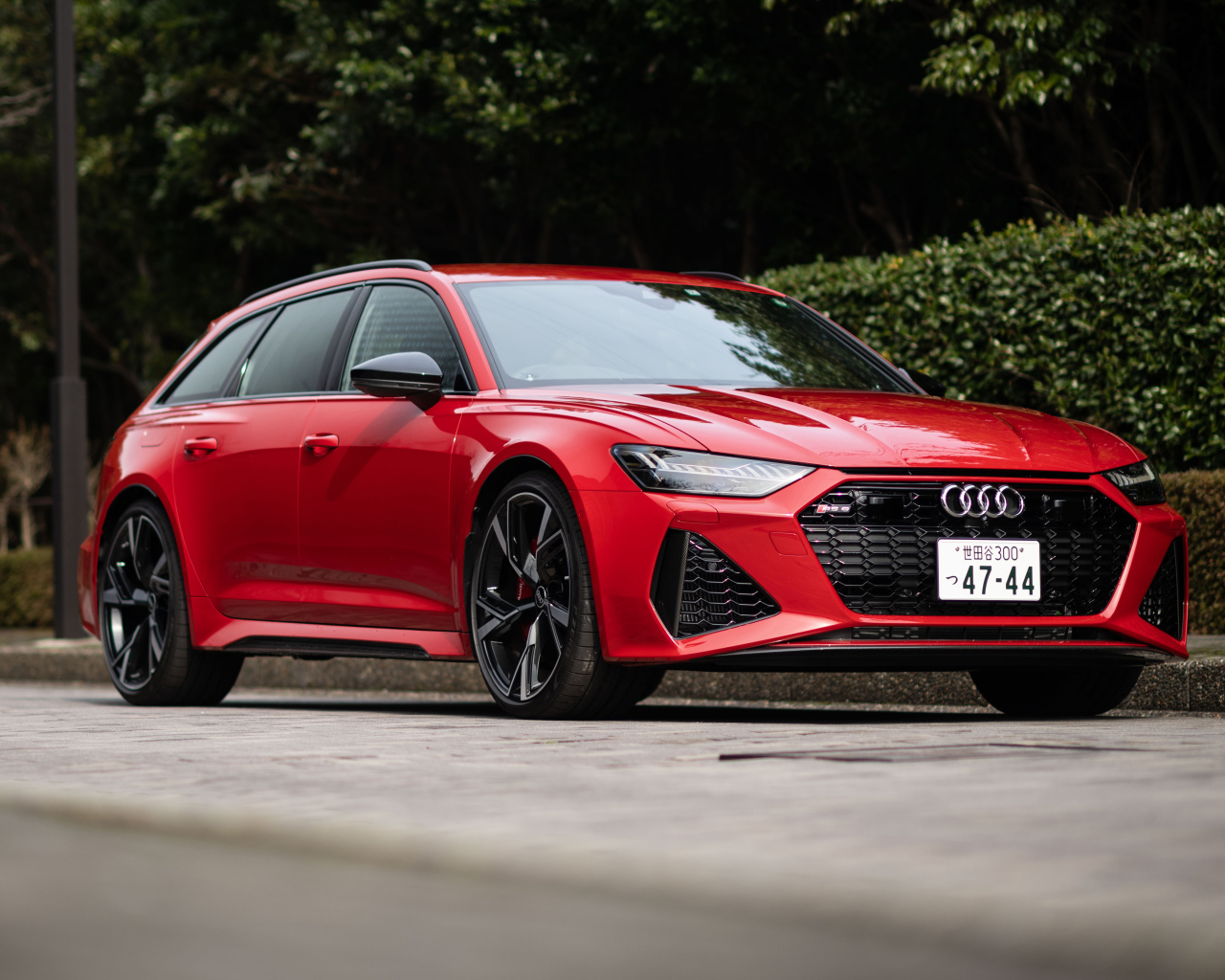 Новый красный автомобиль Audi RS 6 Avant 2021 года