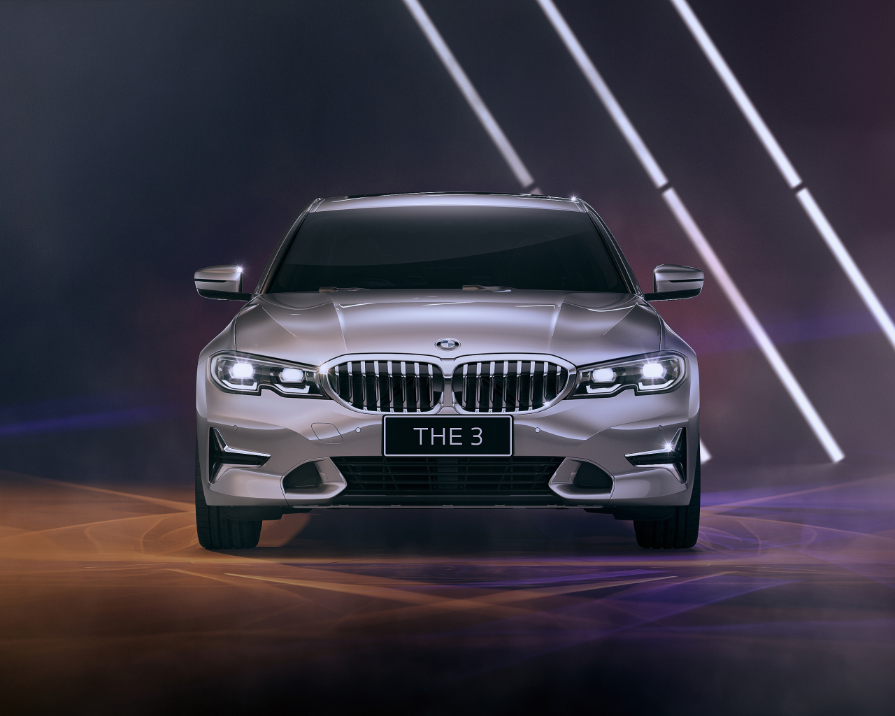 Серебристый автомобиль BMW 330Li Luxury Line 2021 года