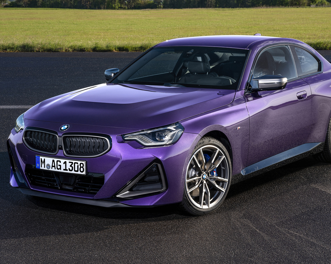 Автомобиль BMW M240i XDrive Coupé 2021 года на асфальте