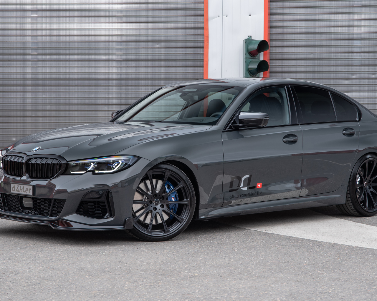 Серебристый автомобиль BMW M340i XDrive DÄHLer Competition Line 2021 года