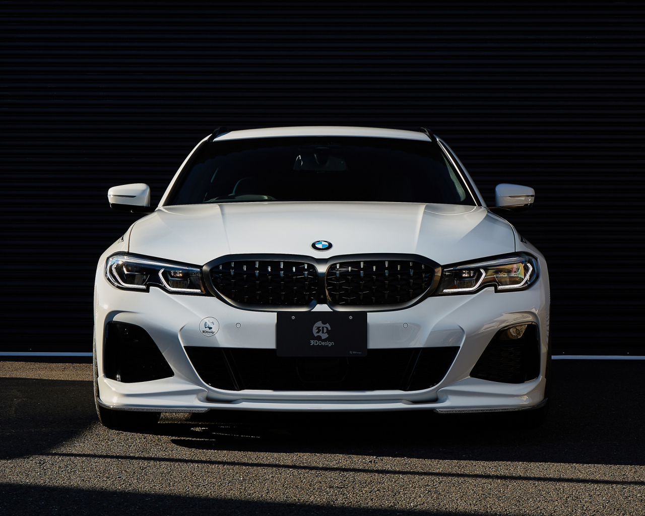 Белый автомобиль BMW M340i XDrive Touring 2021 года вид спереди