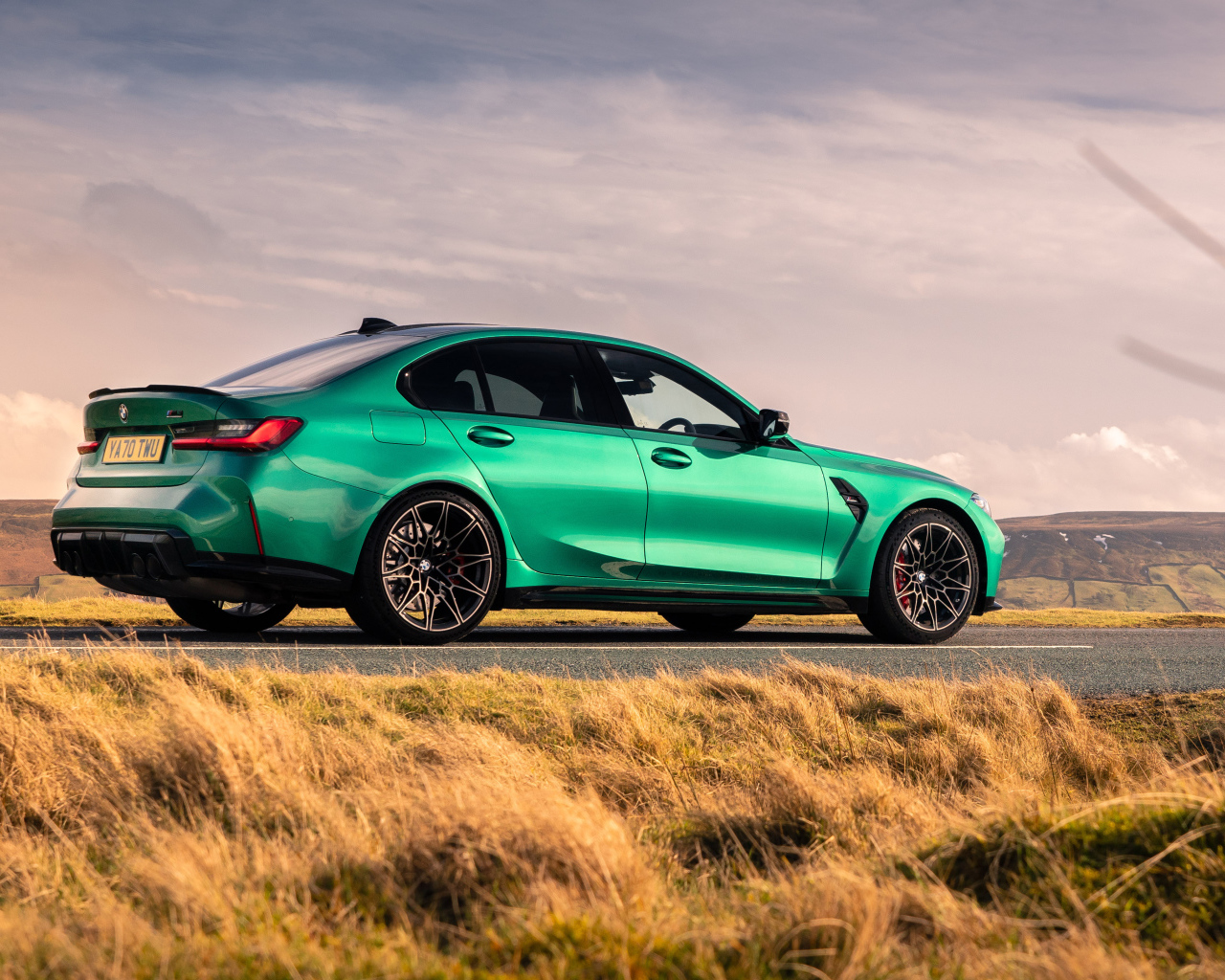 Автомобиль BMW M3 Competition 2021 года вид сзади